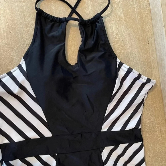 CUPSHE one piece swimsuit with sexy deep V neck and cross-cross straps - Picture 4 of 11